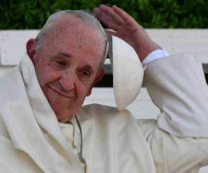 El Papa Francisco hace gestos al sonar su calavera, durante un encuentro con los jóvenes en el Santuario Nacional de Maipú, en Santiago, Chile. Foto AFP