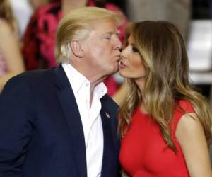 El presidente Donald Trump dando un beso a su esposa Melania Trump después de un evento de campaña en Melbourne, Florida. Foto: AP.