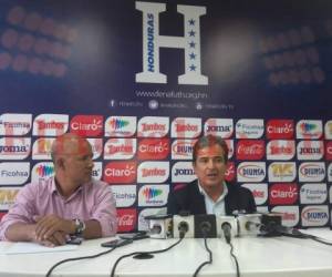 Jorge Luis Pinto, seleccionador de Honduras junto a Edwin Banegas, jefe de prensa de la 'H'. (Foto: Ronal Aceituno / Grupo Opsa)