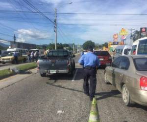 La víctima del crimen quedó tendida en la mediana del bulevar del Sur de San Pedro Sula, al norte de Honduras, foto: Red Informativa/Twitter.