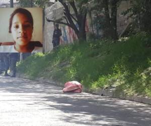 El cadáver de la menor estaba dentro de un saco color rojo al lado de la calle.