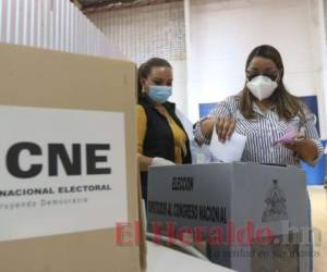 Cada cuatro años los hondureños, de forma cívica y atrapados por las promesas de campaña, acuden masivamente a los centros de votación a ejercer un derecho garantizado por la Constitución Política. Foto: El Heraldo