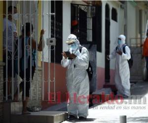 En los barrios y colonias de la capital mantienen activas las brigadas médicas en busca de casos. Foto: Emilio Flores / EL HERALDO.