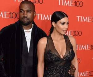 Kanye West y Kim Kardashian conforman una de las parejas más seguidas del espectáculo. (AFP)