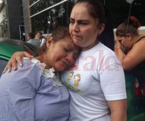 Cinthia Palma, la madre de la víctima, llora en las afueras de la morgue capitalina. Foto Estalin Irías| EL HERALDO