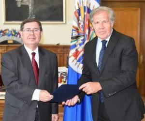 El vocero de la Maccih, Luiz Marrey Guimaraes, entregó al secretario general de la OEA, Luis Almagro, su primer informe semestral.