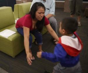 Una madre se reencuentra con su hijo tras ser separados por la política 'tolerancia cero'. Foto: Agencia AFP