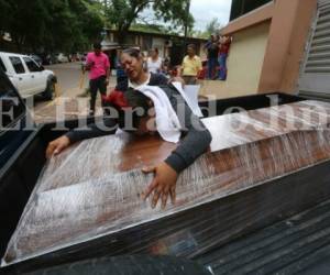 La familia de Osman Enrique Midence llora sobre su féretro en el portón de la morgue capitalina. Foto Estalin Irías/EL HERALDO.