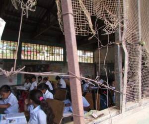 En la Escuela Barcelona, localizada en la comunidad del mismo nombre, en Danlí, los daños son múltiples en el techo, puertas, ventanas, paredes y servicios sanitarios.