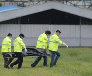 Los cadáveres fueron encontrados en la parte sur de la pista del aeropuerto José Joaquín de Olmedo. (Foto: AP)