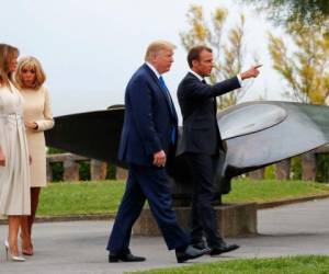 El presidente francés Emmanuel Macron hace un gesto al dar la bienvenida al presidente de los Estados Unidos, Donald Trump y a la primera dama de los EEUU, Melania Trump seguida por la esposa del presidente francés, Brigitte Macron. Foto: Agencia AFP.