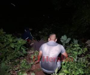 Familiares de la víctima bajan hacía la orilla del río para reconocer el cadáver. Foto: Emilio Flores/EL HERALDO