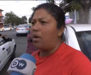 Miriam Zelaya, integrante de la caravana migrante, mientras daba declaraciones al portal DW, antes de partir hacia Otay Mesa, San Diego California.