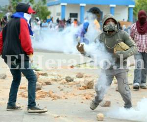 Con su rostro tapado los estudiantes lanzaron piedras. Foto Marvin Salgado/EL HERALDO