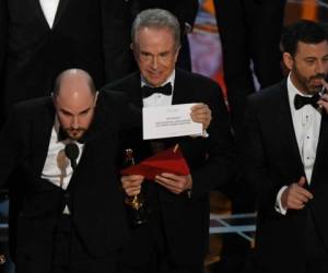 Warren Beatty al momento de presentar la tarjeta que daba por ganadora a Moonlight. Foto: Agencia AFP.