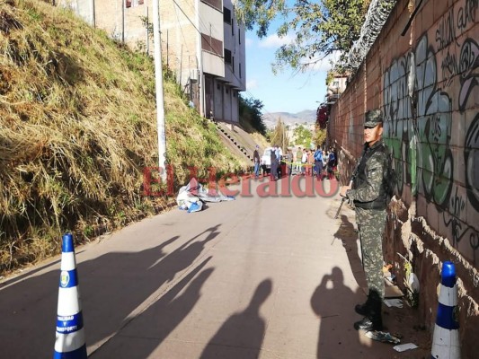 El cuerpo de una persona fue hallado a la orilla de la calle de la residencial Maya. Foto: Estalin Irías/EL HERALDO.