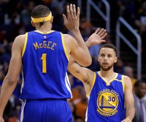 Stephen Curry (30) y JaVale McGee (1) de los Golden State Warriors celebran tras vencer a Phoenix Suns. Foto: Matt York/AP Photo/ El Heraldo.