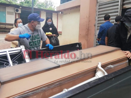 El cadáver del joven fue retirado por sus familiares la mañana de este lunes. Foto: Estalin Irías/EL HERALDO.