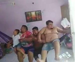 La familia segundos antes de que la hamaca se desprendiera de la pared y dejara un agujero. Foto: Captura video.