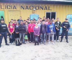 Grupo de cubanos detenidos este domingo en el occidente de Honduras.