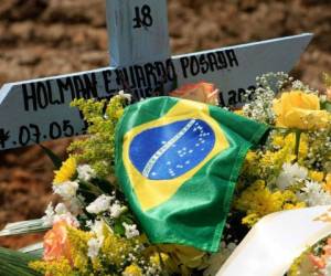 Vista de la tumba de una víctima de covid-19 con la bandera brasileña en el cementerio Nossa Senhora Aparecida en Manaus, estado de Amazonas, Brasil, el 22 de enero de 2021, en medio de la pandemia del nuevo coronavirus. Foto: AFP