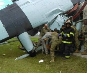 Un piloto de las Fuerzas Armadas de Honduras (FAH) se accidentó este miércoles en una avioneta en la Base Aérea Coronel José Enrique Cano de Palmerola, y falleció minutos después, según el reporte preliminar. Fotos: Cortesía.