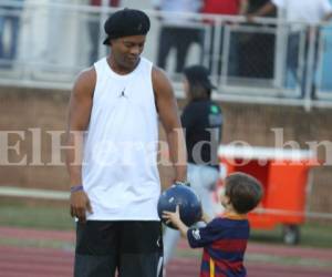 El pequeño Fede le pidió un autógrafo a Ronaldinho. Foto Juan Salgado/Grupo Opsa