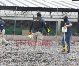 Momento en que agentes de la Atic inspeccionan los terrenos en la capital. Foto David Romero| EL HERALDO