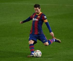 Messi nuevamente se vistió de héroe para salvar a su equipo de un nuevo mal resultado. Foto: AFP