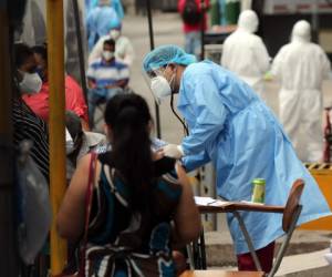 Los médicos evaluan a los pacientes con medidas de bioseguridad. Foto: David Romero / EL HERALDO.