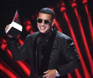 En esta foto del 25 de octubre del 2018, Daddy Yankee recibe el premio Icono en la ceremonia de los Latin American Music Awards en el Teatro Dolby en Los Angeles. La canción de Yankee con Snow 'Con calma' ha sumado más de 76 millones de vistas en YouTube y encabezado decenas de listas de popularidad de música latina alrededor del mundo desde su lanzamiento el 24 de enero del 2019. (Foto por Chris Pizzello/Invision/AP, Archivo)