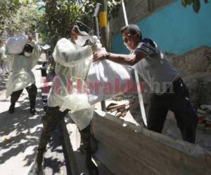 La Operación Honduras Solidaria completó este miércoles la entrega de alimentos en la colonia Nueva Capital, del Distrito Central, con lo cual totalizó más de 20,000 familias beneficiadas en la capital y otros dos municipios. Foto: Marvin Salgado/El Heraldo.