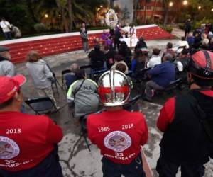 Miembros del equipo de rescate especializado 'Los Topos' (The Moles) y otras personas rinden homenaje a las víctimas del devastador terremoto de 1985, en el barrio de Tlatelolco en la Ciudad de México, el 19 de septiembre de 2018.