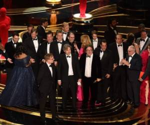 Los productores de Green Book, Peter Farrelly y Nick Vallelonga, aceptaron el premio a la Mejor Película con todo el equipo en el escenario. Foto AFP