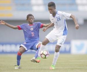 El catracho Gerson Chávez controla el balón ante la marca de su rival Anderson Belus (Foto: Concacaf.com)