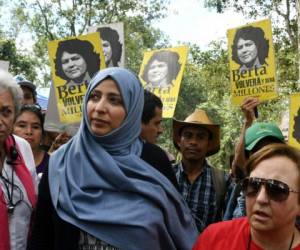 Ambas integrantes de la Iniciativa de Mujeres Nobel viajaron junto a una delegación de Mujeres Tierra Paz. Foto: AFP