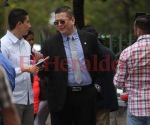 Momento en el que el diputado de la Alianza Patriótica, Enrique Yllescas, llegaba a la Corte suprema de Justicia. Foto: Emilio Flores/ EL HERALDO