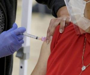 Los hondureños deben esperar por un tiempo aún no determinado para poder tener acceso a la vacuna contra el mortal virus. Foto: AP.