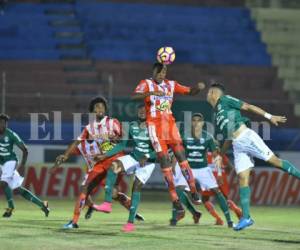 Se acerca el gol en el estadio ceibeño que se no logró la asistencia que se pretendía. Foto EL HERALDO