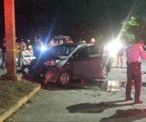 Hasta el momento se desconoce si el accidente fue provocado por una falla mecánica o por imprudencia del conductor. (Foto: Bomberos de Honduras)