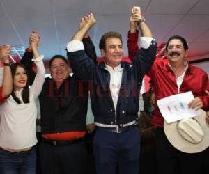 Salvador Nasralla celebrando su victoria el pasado 26 de marzo, junto al presidente del Pinu y la cúpula de Libertad y Refundación. Foto: Johny Magallanes / El Heraldo.