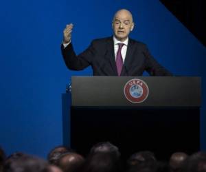 El presidente de la FIFA Gianni Infantino durante una reunión de líderes del fútbol europeo en el Congreso de la UEFA en Amsterdam, el martes 3 de marzo de 2020. Foto: Agencia AP.