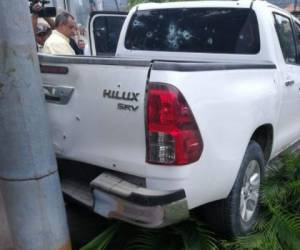 El vehículo pick-up en el que se conducían las tres víctimas fue totalmente perforado por las balas, en el barrio los Andes, de San Pedro Sula, al norte de Honduras.