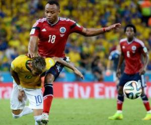 Camilo Zúñiga y Neymar Santos en acción durante el Mundial de Brasil 2014.