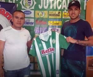 El jugador hondureño José Escalante junto al directivo del Juticalpa, Erlin Lagos.
