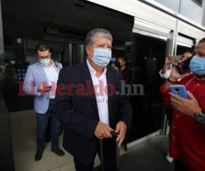 A su salida del Aeropuerto Toncontín Goméz fue recibido por miembros de la prensa. Foto: David Romero/ EL HERALDO