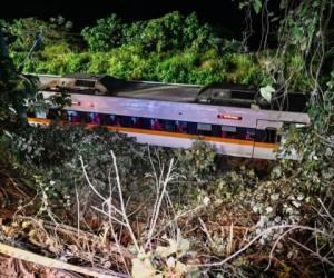 Un vehículo de mantenimiento podría haber causado el accidente al deslizarse por un terraplén y golpear el tren justo antes de que este entrara en el túnel cerca de la ciudad costera de Hualien, dijeron las autoridades. Foto: AFP