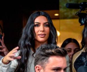 La estrella de reality show estadounidense Kim Kardashian deja un hotel en Ereván el 7 de octubre de 2019. Fotos: Agencia AFP.