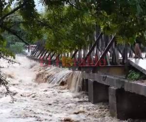 Correntada de Agua del río Orocuina sobrepasa puente baily en Apacilagua, Choluteca. (Foto: El Heraldo)