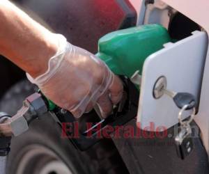 La gasolina superior se acerca a la barrera de los 80 lempiras. Foto: David Romero / EL HERALDO.